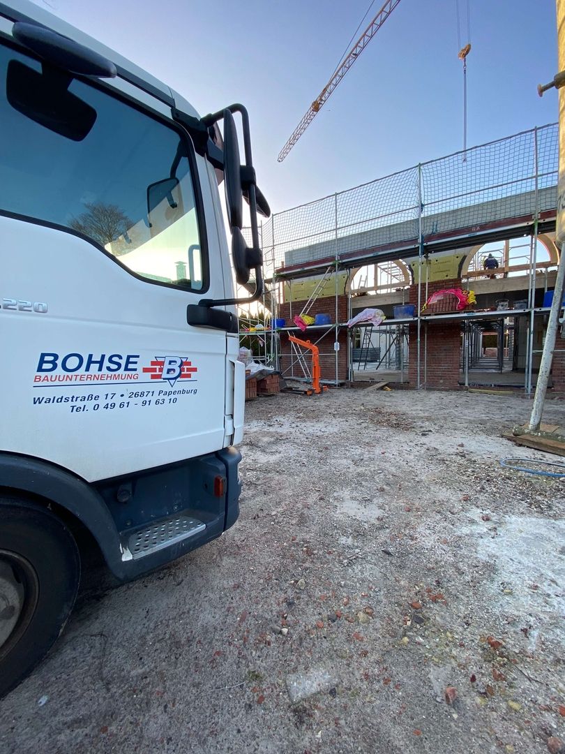 Ein LKW der Firma Bohse vor einer Baustelle.
