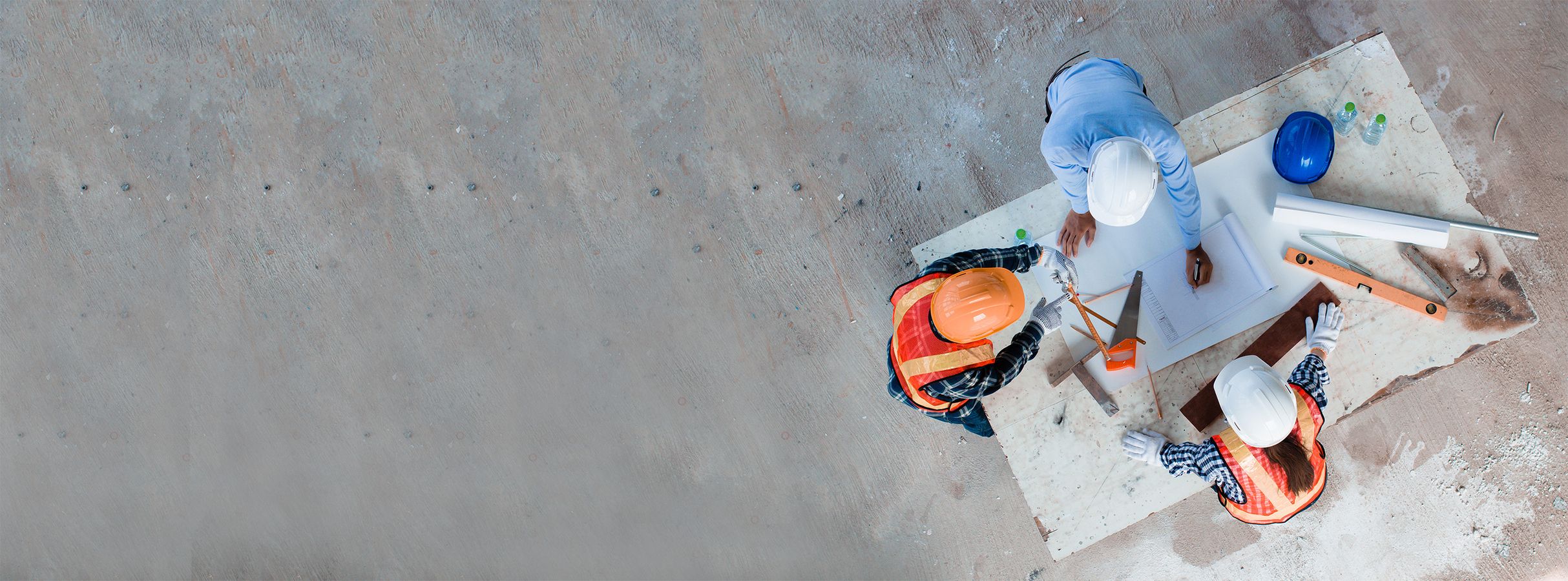 Ein Bauarbeiter führt Arbeiten an einem Bauprojekt durch und zeigt dabei Engagement und Fachkenntnis.